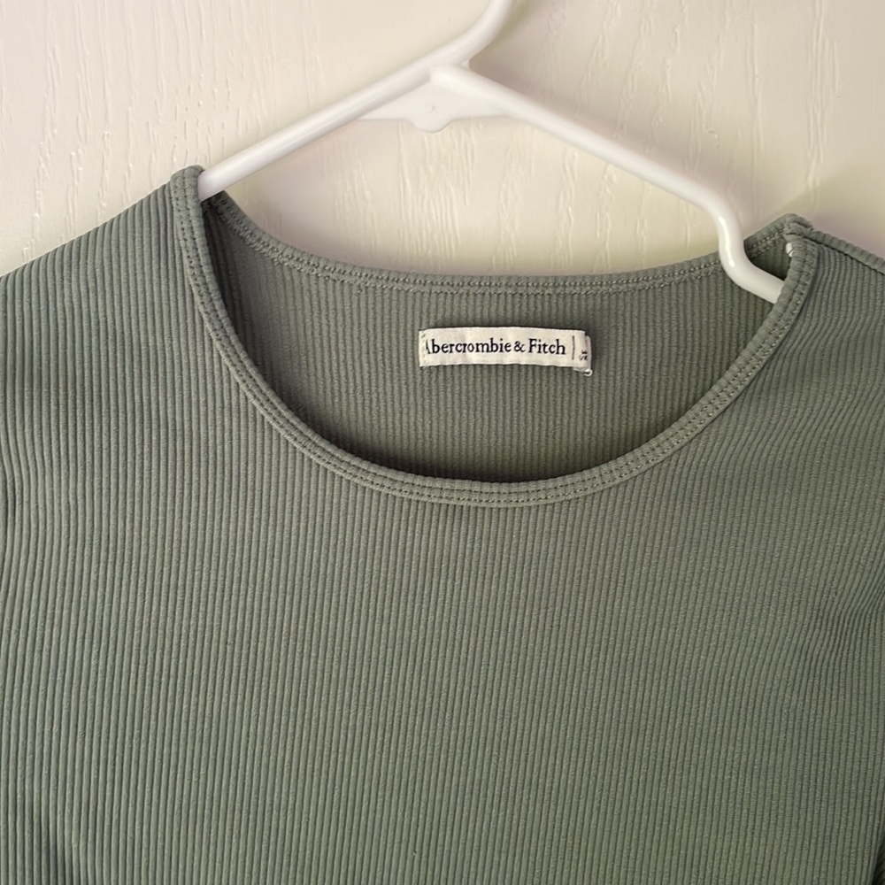Abercrombie & Fitch green fitted & ribbed long sleeve, slightly cropped - Picture 2 of 2
